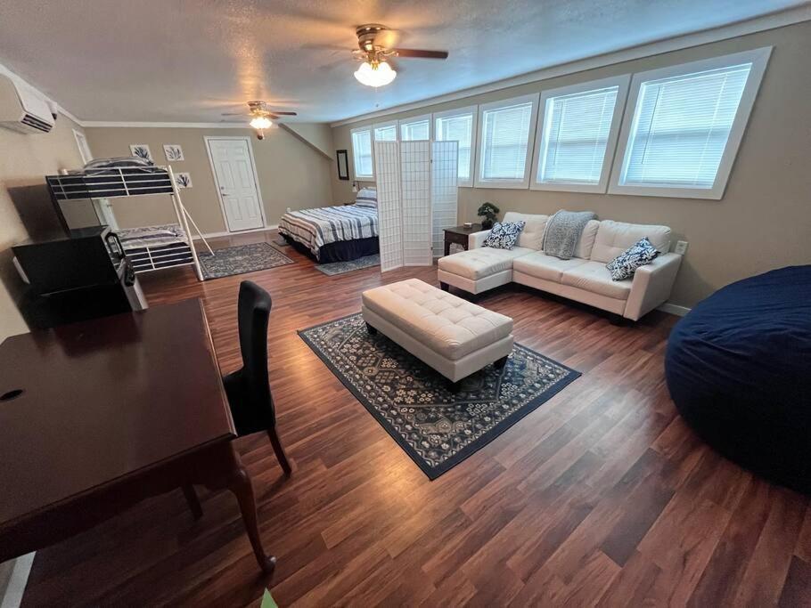 Skinny Big House In Jefferson City Extérieur photo